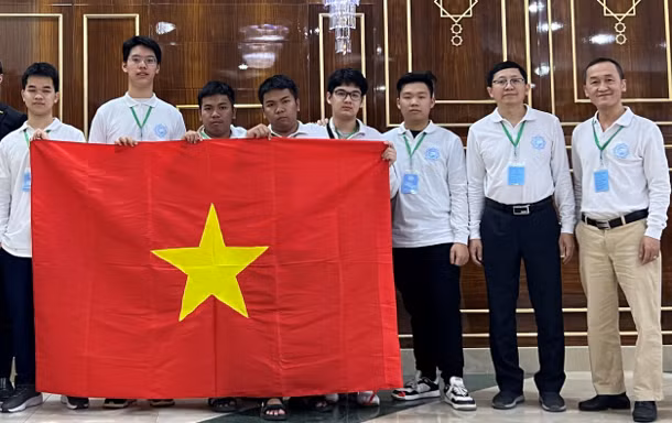 Đoàn Việt Nam tham dự Olympic Giao lưu Toán học Turkmenistan lần thứ 2. Từ trái qua phải: Lại Gia Khải, Nguyễn Phúc Nguyên, Nguyễn Trí Hậu, Nguyễn Trí Hiền, Trần Quang Nhật, Vũ Việt Hà, thầy Vũ Thế Khôi, thầy Nguyễn Chu Gia Vượng.