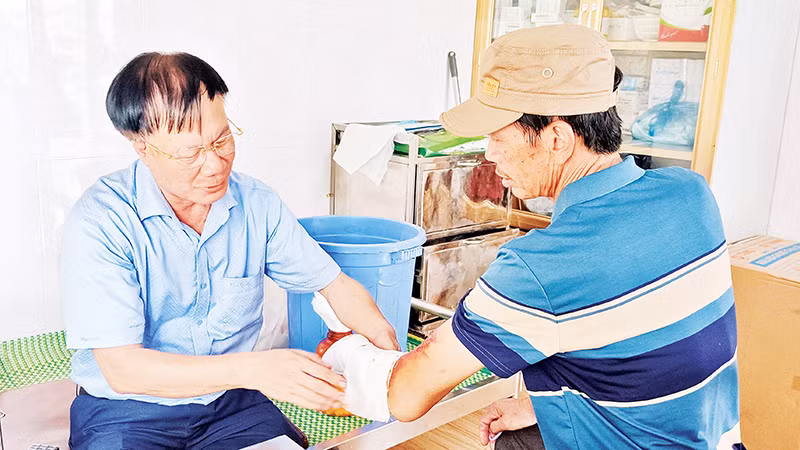 Anh hùng Lao động, Thầy thuốc Ưu tú, lương y Đào Viết Thoàn chữa trị cho người bệnh.