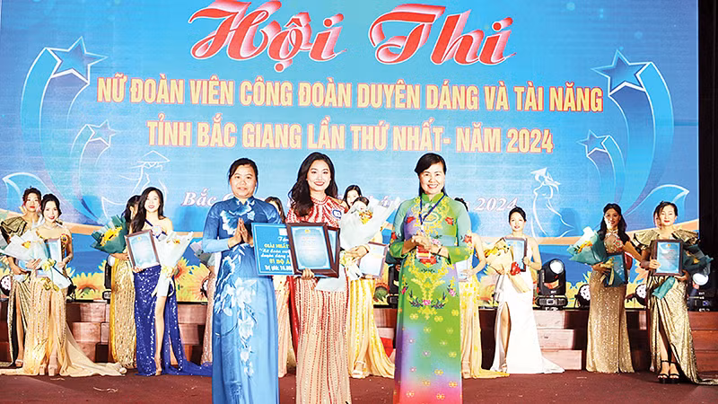 Đại diện lãnh đạo tặng hoa các thí sinh đoạt giải. (Ảnh TƯỜNG VI)