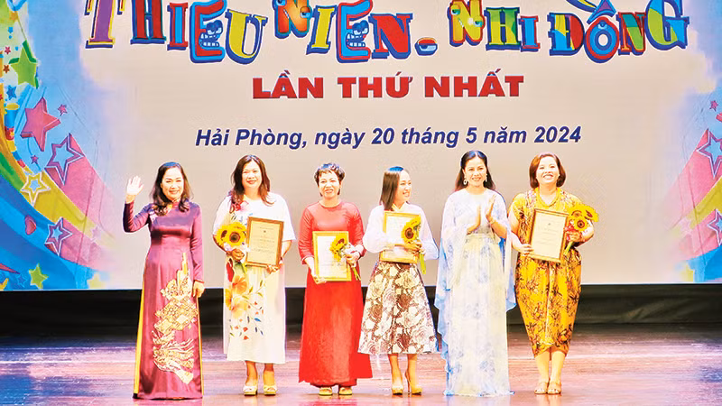 Ban Tổ chức trao Huy chương vàng tặng các vở diễn xuất sắc.