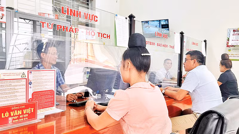 Người dân giao dịch tại bộ phận một cửa xã Sặp Vạt, huyện Yên Châu, tỉnh Sơn La.