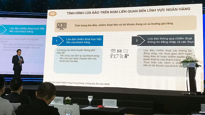 Phó Thống đốc Ngân hàng Nhà nước Việt Nam Phạm Tiến Dũng báo cáo về tình trạng lừa đảo trên không gian mạng.