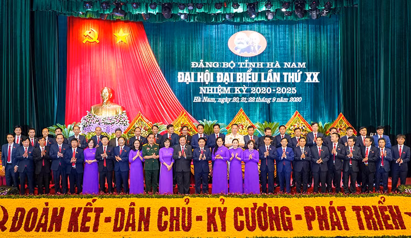 Ban Chấp hành Đảng bộ tỉnh Hà Nam khóa XX ra mắt. Ảnh trong bài | ĐÀO PHƯƠNG