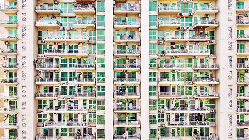 Một khu chung cư ở ngoại thành New Delhi. Ảnh | Anindito Mukherjee/Bloomberg