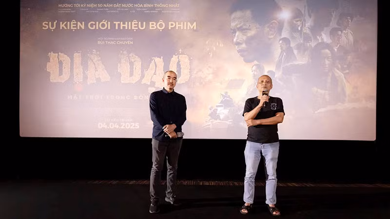 Doanh nhân Nguyễn Thành Nam (phải) và đạo diễn Bùi Thạc Chuyên chia sẻ tại buổi giới thiệu dự án phim “Địa đạo: Mặt trời trong bóng tối”. 