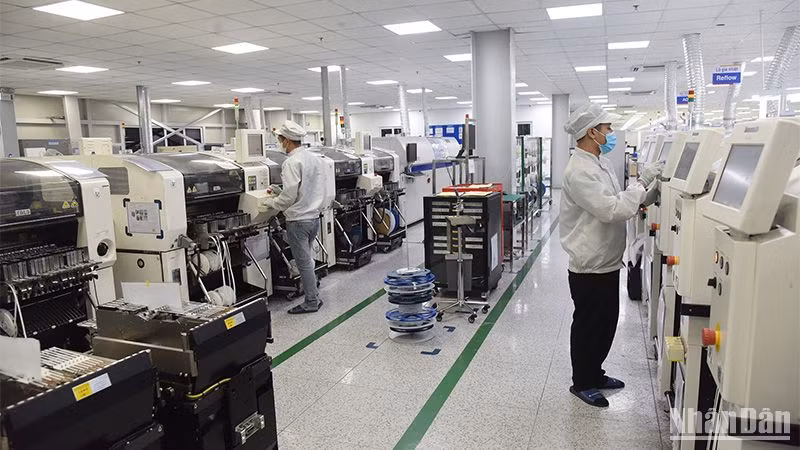 Sản xuất linh kiện điện tử tại Công ty TNHH Bumjin Electronics Vina (Khu công nghiệp Đông Mai, Quảng Yên, Quảng Ninh). Ảnh | KHÁNH AN