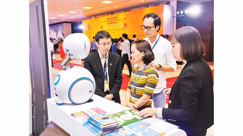 Khách tham quan sản phẩm Robots tại triển lãm trong khuôn khổ Diễn đàn Quốc gia phát triển doanh nghiệp công nghệ Việt Nam. Ảnh | ĐỨC ANH