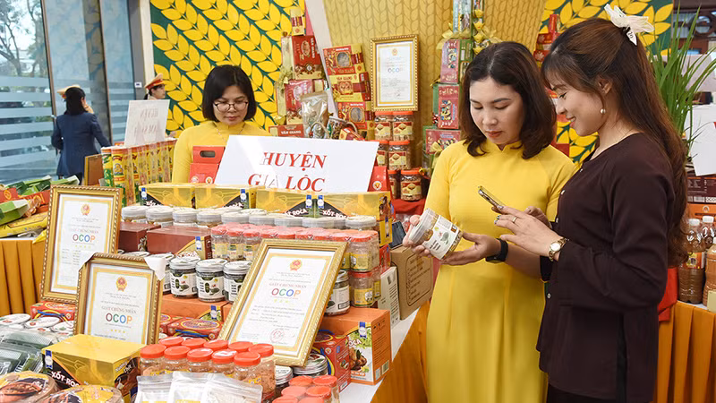 Khách tham quan gian trưng bày sản phẩm OCOP của tỉnh Hải Dương. Ảnh | TRẦN HẢI