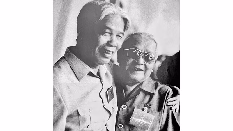 Đồng chí Đỗ Mười và đồng chí Dương Quang Đông (phải).