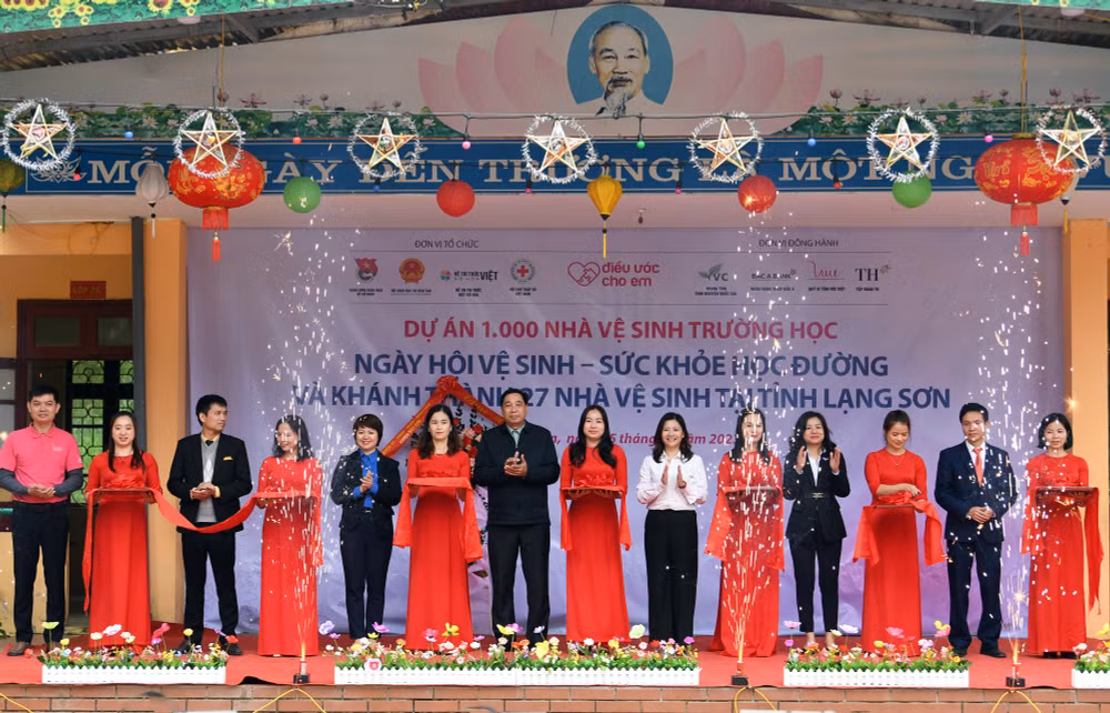 27 công trình nhà vệ sinh trường học tại tỉnh Lạng Sơn trong Dự án 1.000 nhà vệ sinh cho em do Tập đoàn TH và Ngân hàng TMCP Bắc Á, Quỹ Vì tầm vóc Việt phối hợp triển khai.