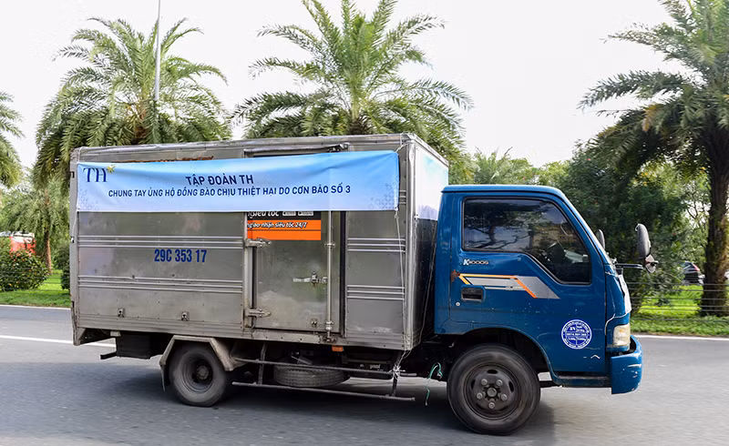 Những chuyến xe TH nhanh chóng đưa những món quà thiết thực tới người dân vùng lũ. Bên cạnh sữa, thực phẩm chế biến sẵn thì nước uống đóng chai là một trong những thứ hữu ích nhất đối với đồng bào khu vực ngập lũ.