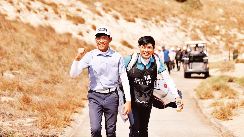 Trên mọi chặng đường của Khánh Hưng đều có bố đồng hành. Ảnh trong bài: QUYẾT NGUYỄN