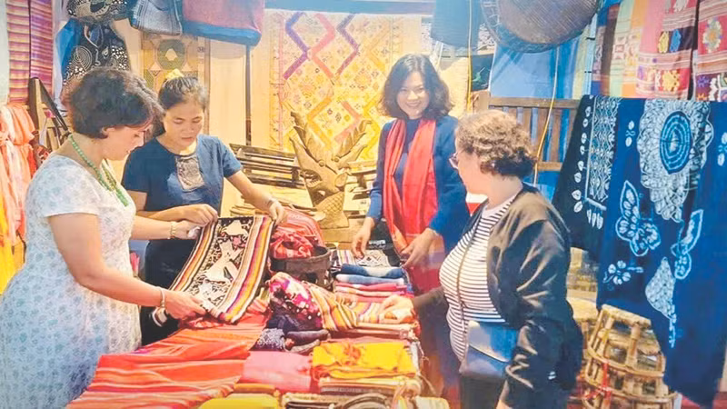 Cơ sở dệt thổ cẩm của gia đình nghệ nhân Sầm Thị Tình tại làng thổ cẩm Hóa Tiến, xã Châu Tiến, huyện Quỳ Châu, tỉnh Nghệ An. Ảnh | NGUYỄN HÙNG