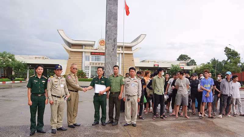 Đại diện Đồn Biên phòng Cửa khẩu quốc tế Mộc Bài, BĐBP Tây Ninh tiếp nhận 33 công dân Việt Nam bị cưỡng bức lao động với chiêu trò “việc nhẹ lương cao” từ lực lượng chức năng Campuchia.