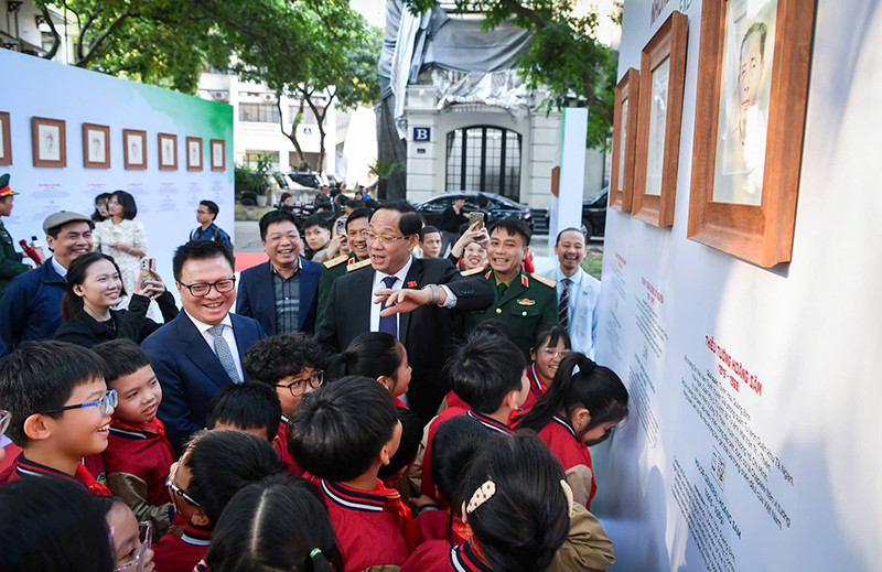 Triển lãm tương tác “Những trận đánh nổi tiếng, những vị tướng tài danh” nhân dịp kỷ niệm 80 năm Ngày thành lập Quân đội nhân dân Việt Nam tại Báo Nhân Dân. Ảnh | THÀNH ĐẠT Triển lãm tương tác “Những trận đánh nổi tiếng, những vị tướng tài danh” nhân dịp kỷ niệm 80 năm Ngày thành lập Quân đội nhân dân Việt Nam tại Báo Nhân Dân. Ảnh | THÀNH ĐẠT