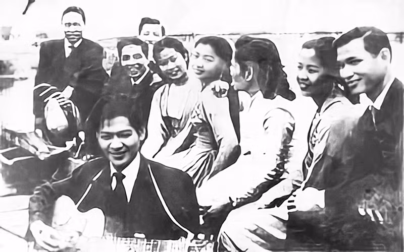 NSND Trần Khánh (người cầm đàn ghita) và các đồng nghiệp thập niên 1960. Ảnh trong bài | Gia đình cung cấp NSND Trần Khánh (người cầm đàn ghita) và các đồng nghiệp thập niên 1960. Ảnh trong bài | Gia đình cung cấp