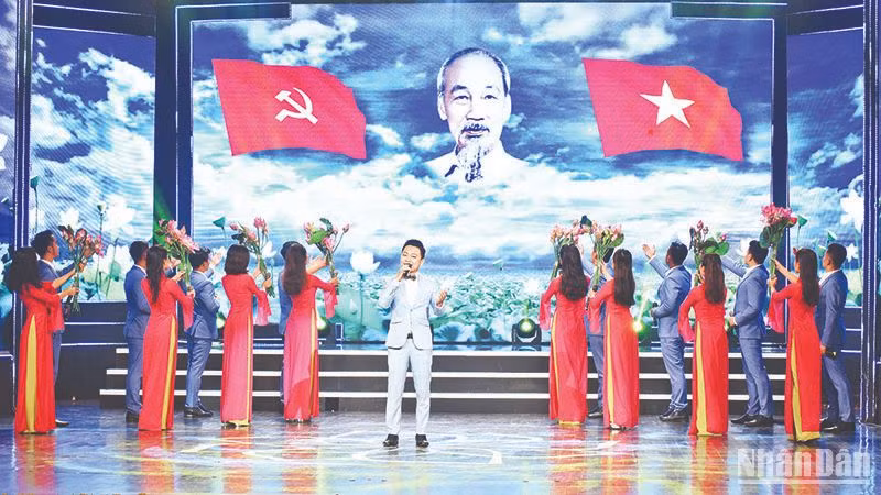 Chương trình biểu diễn nghệ thuật tại Lễ trao giải thưởng sáng tác, quảng bá tác phẩm văn học, nghệ thuật, báo chí về chủ đề “Học tập và làm theo tư tưởng, đạo đức, phong cách Hồ Chí Minh”.Ảnh | TRẦN HẢI