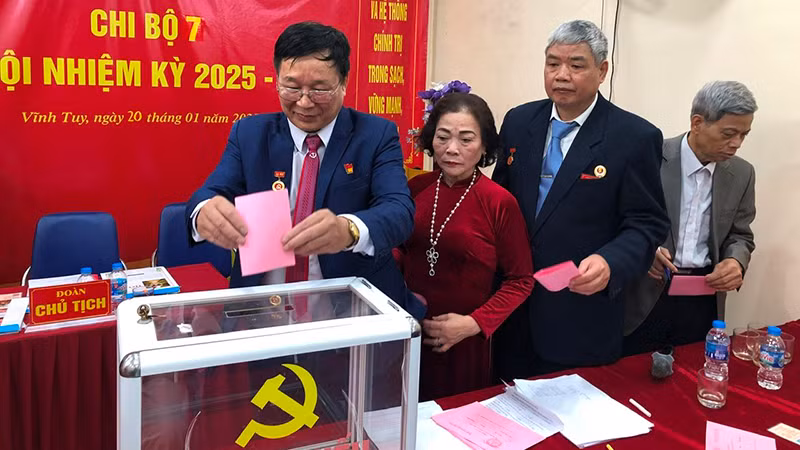 Bỏ phiếu bầu Bí thư Chi bộ 7, Đảng bộ phường Vĩnh Tuy, nhiệm kỳ 2025-2027. 