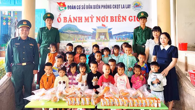 Năm 2024 triển khai mô hình "Ổ bánh mì nơi biên giới" đã hỗ trợ 2.128 ổ bánh mì và sữa cho học sinh.
