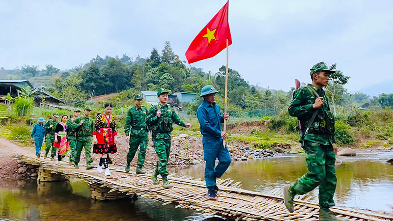 Cán bộ, chiến sĩ Đồn Biên phòng Na Cô Sa phối hợp tổ tự quản tuần tra đường biên, cột mốc.