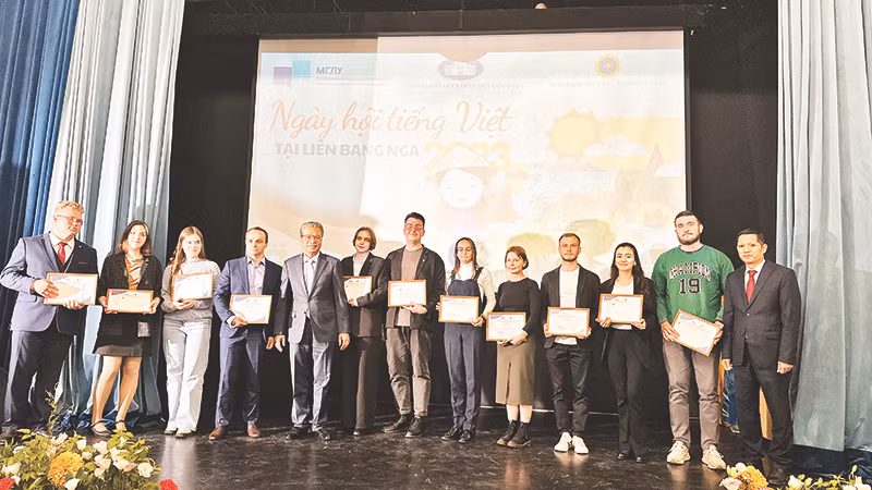 Các em học sinh Nga học tiếng Việt tiêu biểu được nhận giấy khen của Đại sứ Việt Nam.