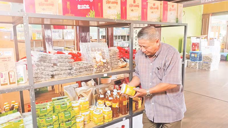 Các sản phẩm của Hợp tác xã sản xuất và tiêu thụ dược liệu Yên Sơn (thành phố Tam Điệp, tỉnh Ninh Bình) tăng mạnh về số lượng bán ra thị trường nhờ thực hiện truy xuất nguồn gốc. Ảnh | HÀ AN