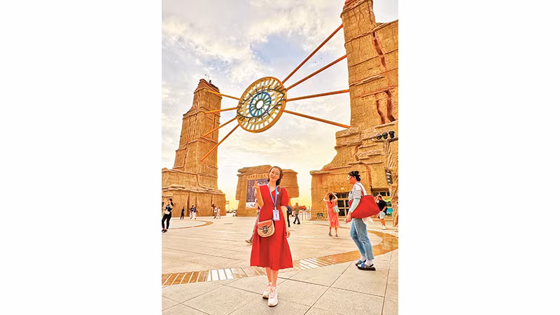 Du khách check-in tại cổng vào Thành phố Ma quỷ.