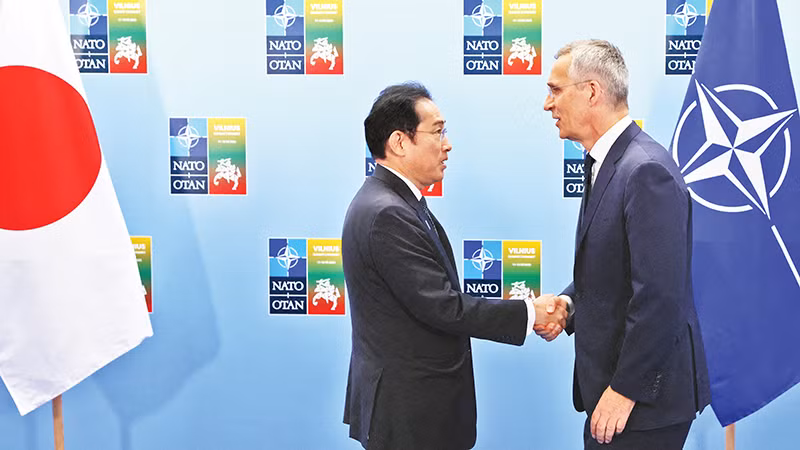 Thủ tướng Nhật Bản Fumio Kishida và Tổng Thư ký NATO Jens Stoltenberg hội đàm trong Hội nghị thượng đỉnh NATO. Ảnh trong bài | Reuters