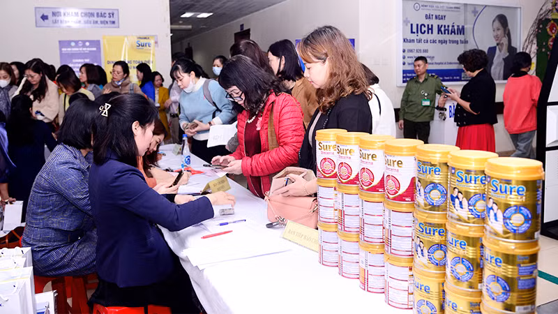 Các sản phẩm, nhãn hàng của Vinamilk thu hút sự quan tâm của đại biểu, khách mời tại buổi tập huấn.