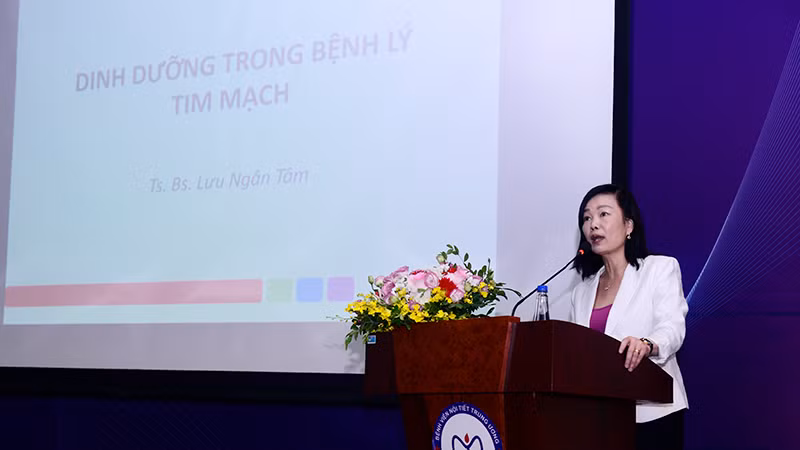 TS, BS Lưu Ngân Tâm, Trưởng khoa Dinh dưỡng Bệnh viện Chợ Rẫy thuyết trình về dinh dưỡng trong bệnh lý tim mạch.