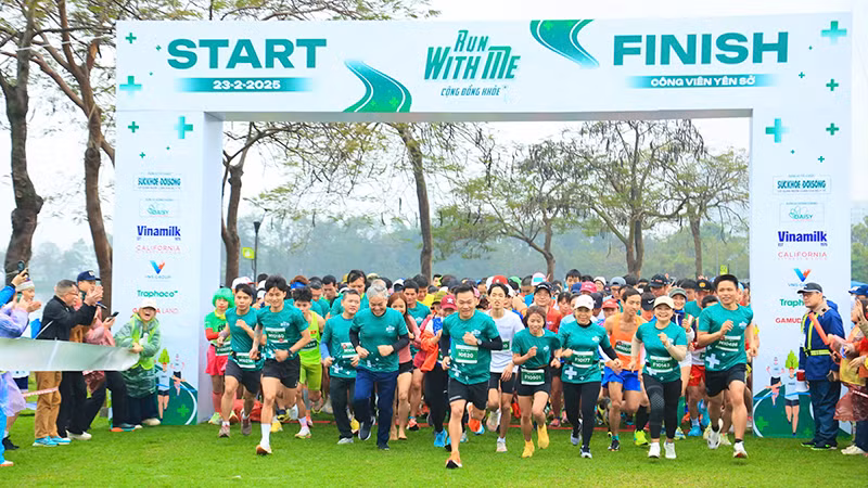 Những bước chạy đầu tiên của cự ly 10km giải chạy "Run with me - Cộng đồng khỏe".