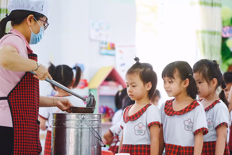 Một bữa ăn học đường cân bằng sẽ cung cấp chất dinh dưỡng thiết yếu nhằm hỗ trợ phát triển thể chất, hiệu suất học tập và ổn định tâm lý.