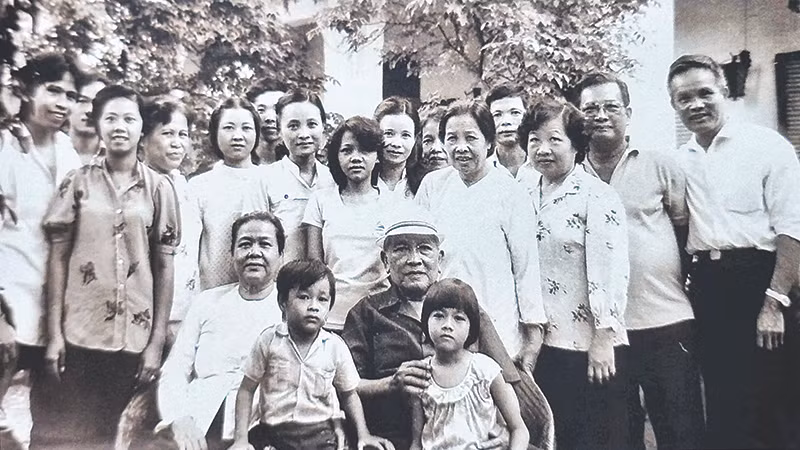 Đồng chí Dương Quang Đông cùng vợ và các con, cháu.