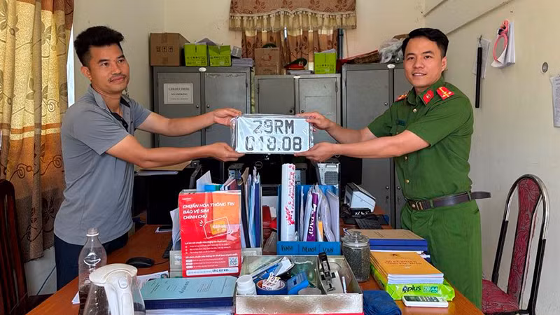 Công an xã Ba Vì trao biển số xe cấp mới cho người dân trên địa bàn.