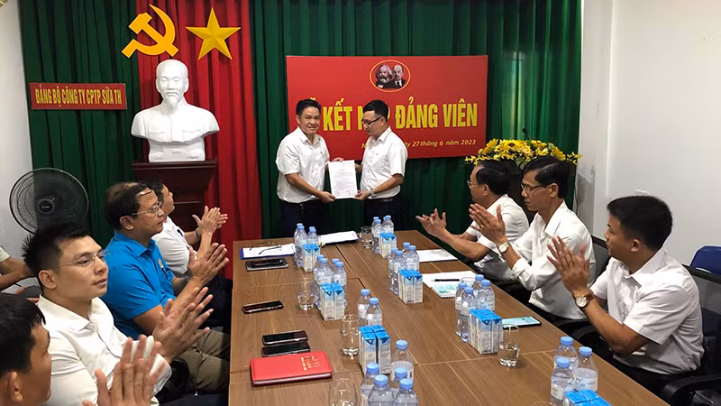 Năm 2023, 14 quần chúng ưu tú của Công ty CP Thực phẩm Sữa TH vinh dự được kết nạp vào Đảng.