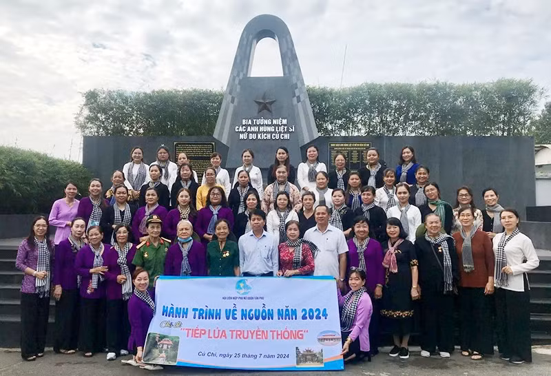 Chị Sáu Trong (thứ 3, bên phải) tham gia hành trình về nguồn “Tiếp lửa truyền thống”.