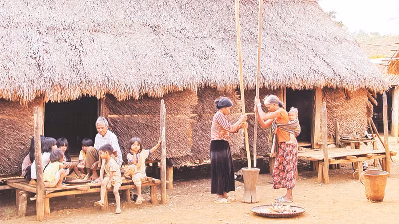 Sinh hoạt đời thường của người Mạ bên nhà dài truyền thống.