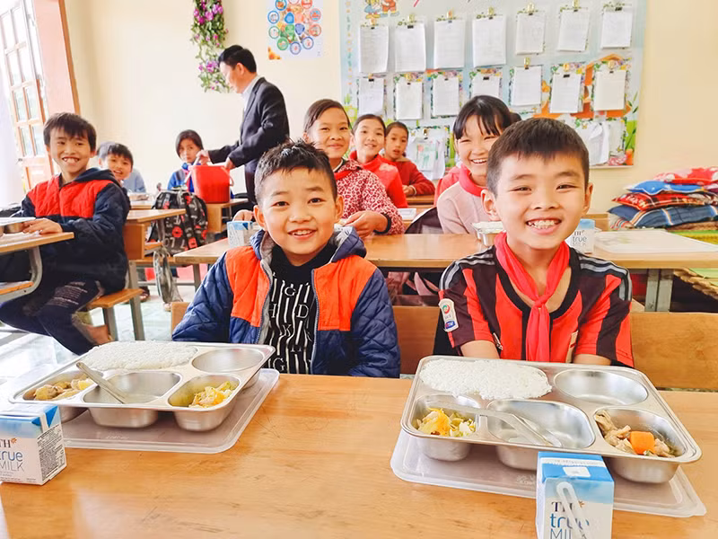 Sữa tươi và các sản phẩm từ sữa là nguồn cung cấp calci dồi dào cho trẻ.