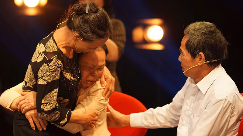 Bà Trần Thị Dung (tên cha mẹ đặt là Nguyễn Thị Tám) xúc động khi đoàn tụ với anh, chị mình.