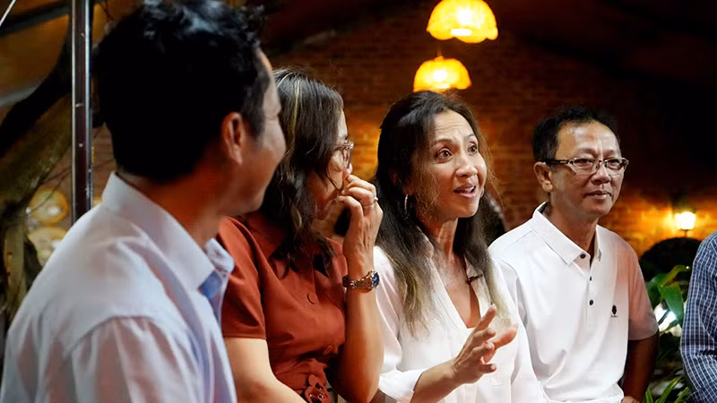 Chị Meilee Dozier gặp lại người em út Trịnh Thị Kim Thu cùng 3 người anh.