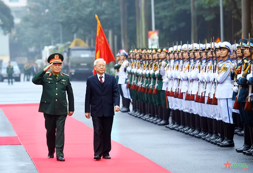 Tổng Bí thư, Chủ tịch nước Nguyễn Phú Trọng duyệt đội danh dự, trước khi khai mạc Hội nghị Quân chính toàn quân năm 2020. Ảnh: VŨ PHONG