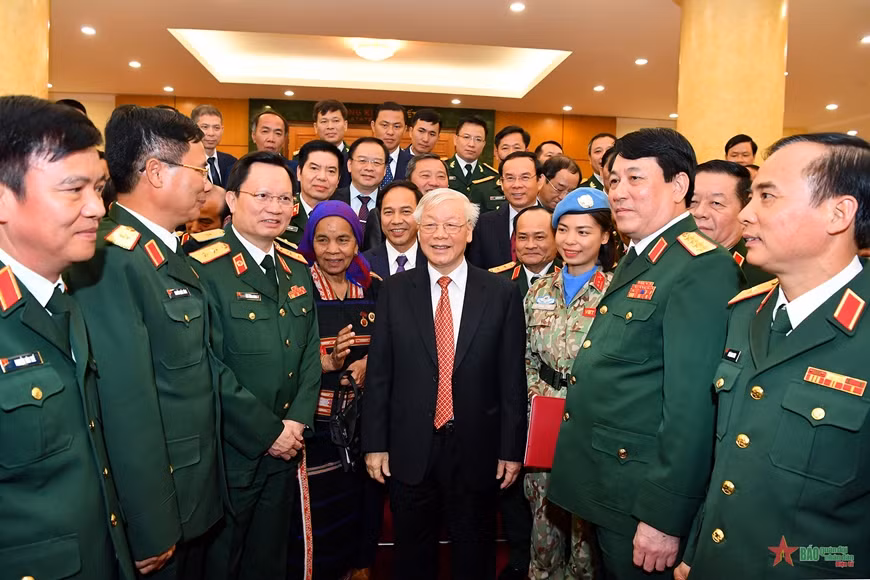 Ngày 19-12-2019, đồng chí Nguyễn Phú Trọng, Tổng Bí thư, Chủ tịch nước, Bí thư Quân ủy Trung ương trò chuyện cùng Đoàn đại biểu điển hình tiên tiến toàn quốc trong xây dựng nền quốc phòng toàn dân vững mạnh giai đoạn 2009-2019. Ảnh: TUẤN HUY