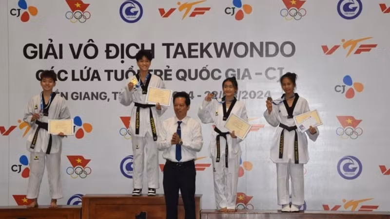 Trao giải cho các vận động viên đạt thành tích cao.