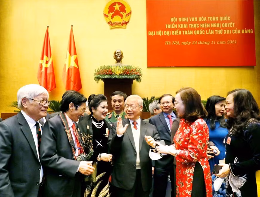 Tổng Bí thư Nguyễn Phú Trọng trò chuyện với các văn nghệ sĩ, trí thức, đại biểu tại Hội nghị Văn hóa toàn quốc ngày 24-11-2021. Ảnh: TRẦN HUẤN