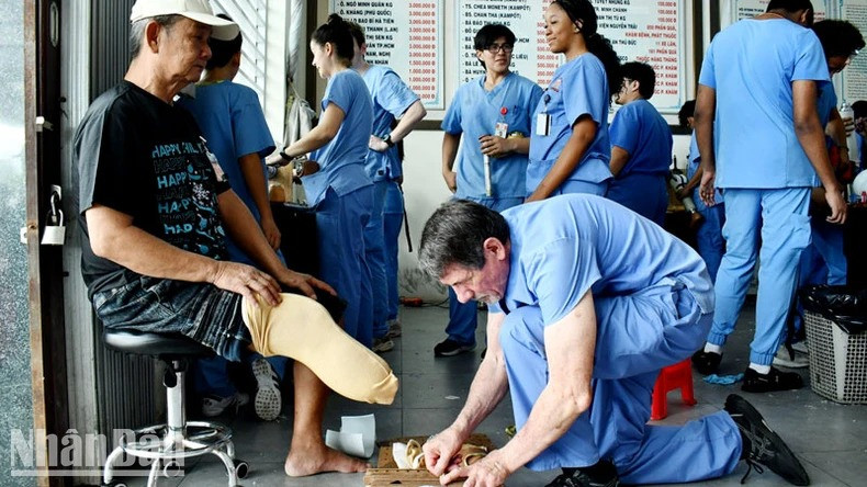 Hội Bảo trợ bệnh nhân nghèo tỉnh Kiên Giang phối hợp Đoàn thiện nguyện Mercer On Mission (Hoa Kỳ) lắp chân giả và tay giả cho người khuyết tật, tháng 5/2024. Trong ảnh: Bác sĩ kiểm tra, điều chỉnh chân giả thích hợp nhất cho bệnh nhân. 