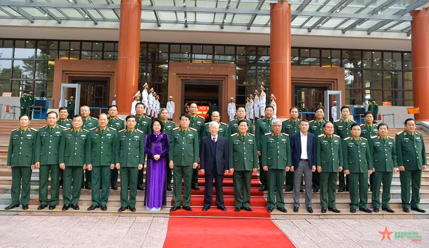 Tổng Bí thư, Chủ tịch nước Nguyễn Phú Trọng với các đại biểu dự Hội nghị Quân chính toàn quân năm 2020. Ảnh: VŨ PHONG