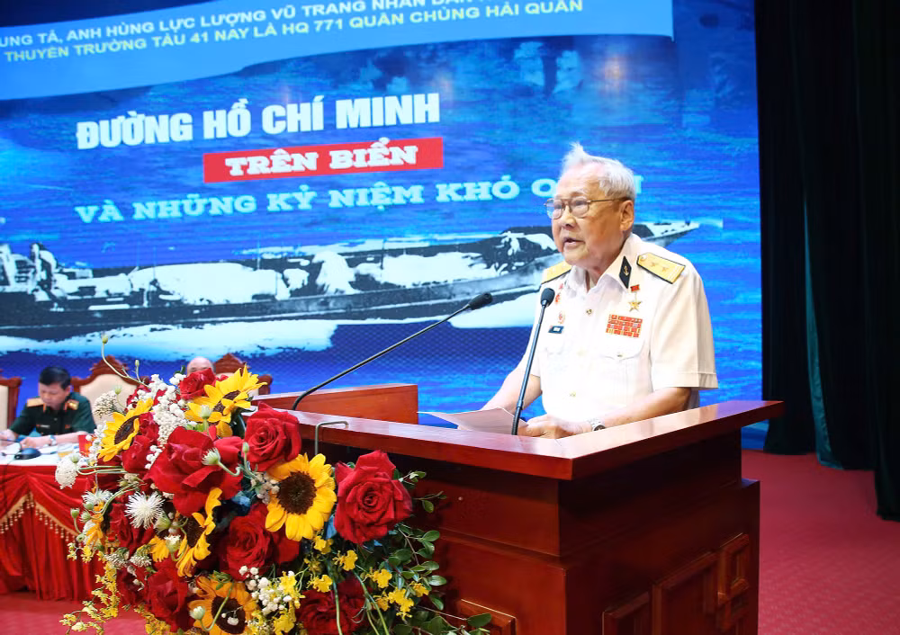Anh hùng Lực lượng vũ trang nhân dân Hồ Đắc Thạnh, nguyên Thuyền trưởng tàu không số trình bày tham luận.