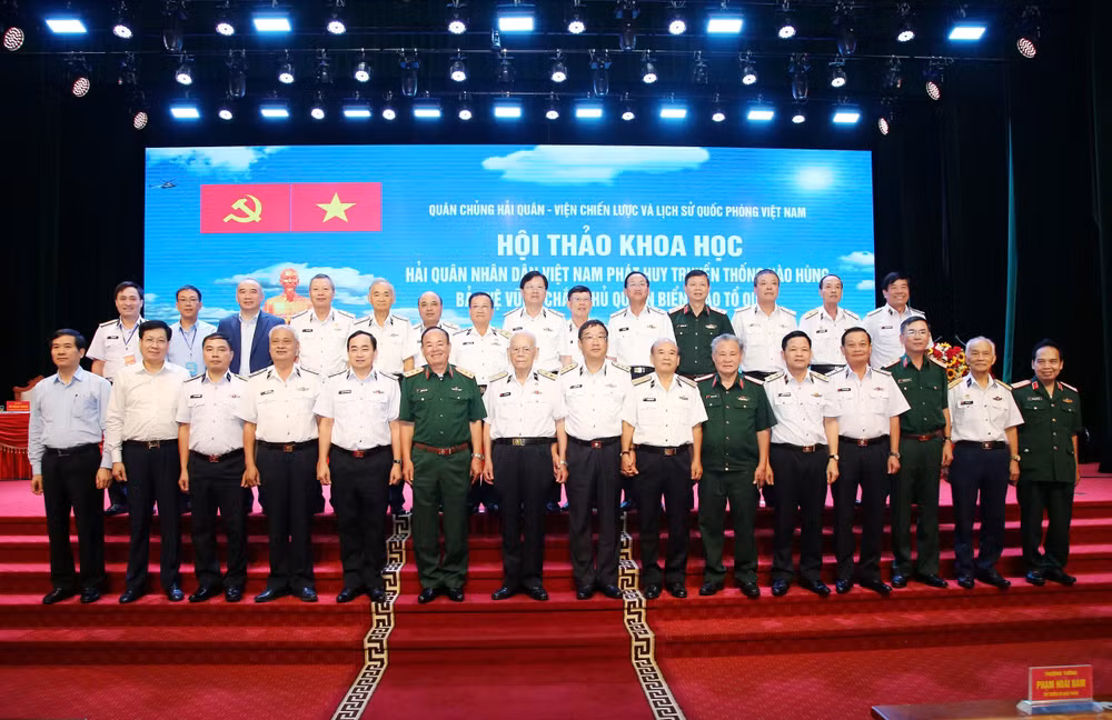 Các đại biểu chụp ảnh lưu niệm.