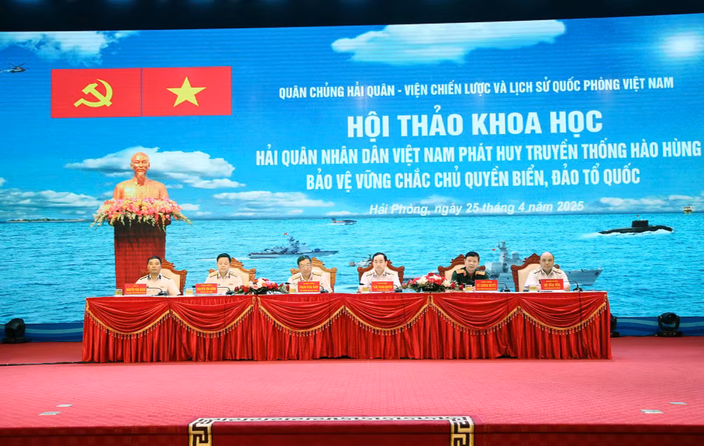Đoàn chủ tịch điều hành hội thảo.