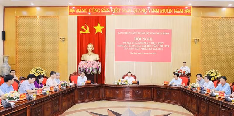 Toàn cảnh Hội nghị sơ kết giữa nhiệm kỳ thực hiện Nghị quyết Đại hội đại biểu Đảng bộ tỉnh Ninh Bình lần thứ 22, nhiệm kỳ 2020-2025. (Ảnh: Đức Lam)